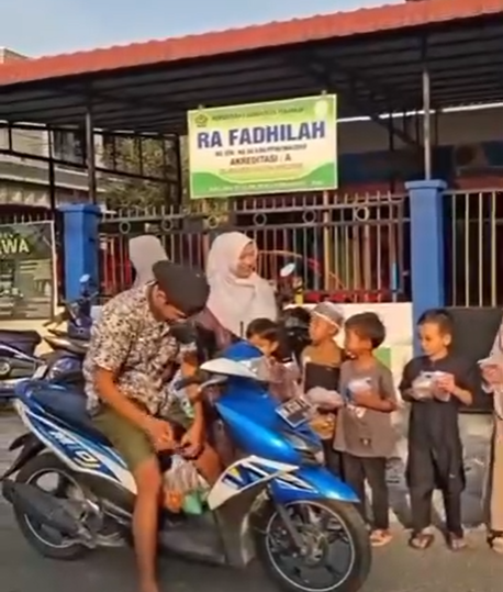 Semangat Berbagi di Bulan Suci, RA Fadhilah Gelar Kegiatan Berbagi Takjil Ramadhan